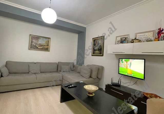 Apartament 2+1 per shitje prane Kafe Roma ne zonen e Bllokut ne &nbsp;Tirane.

Apartamenti pozicio